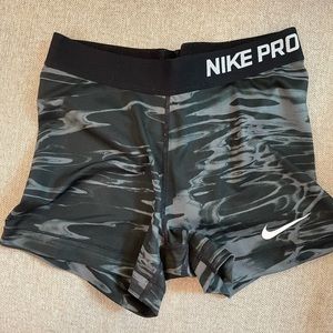 NIKE PRO WORKOUT SHORTS - SIZE M